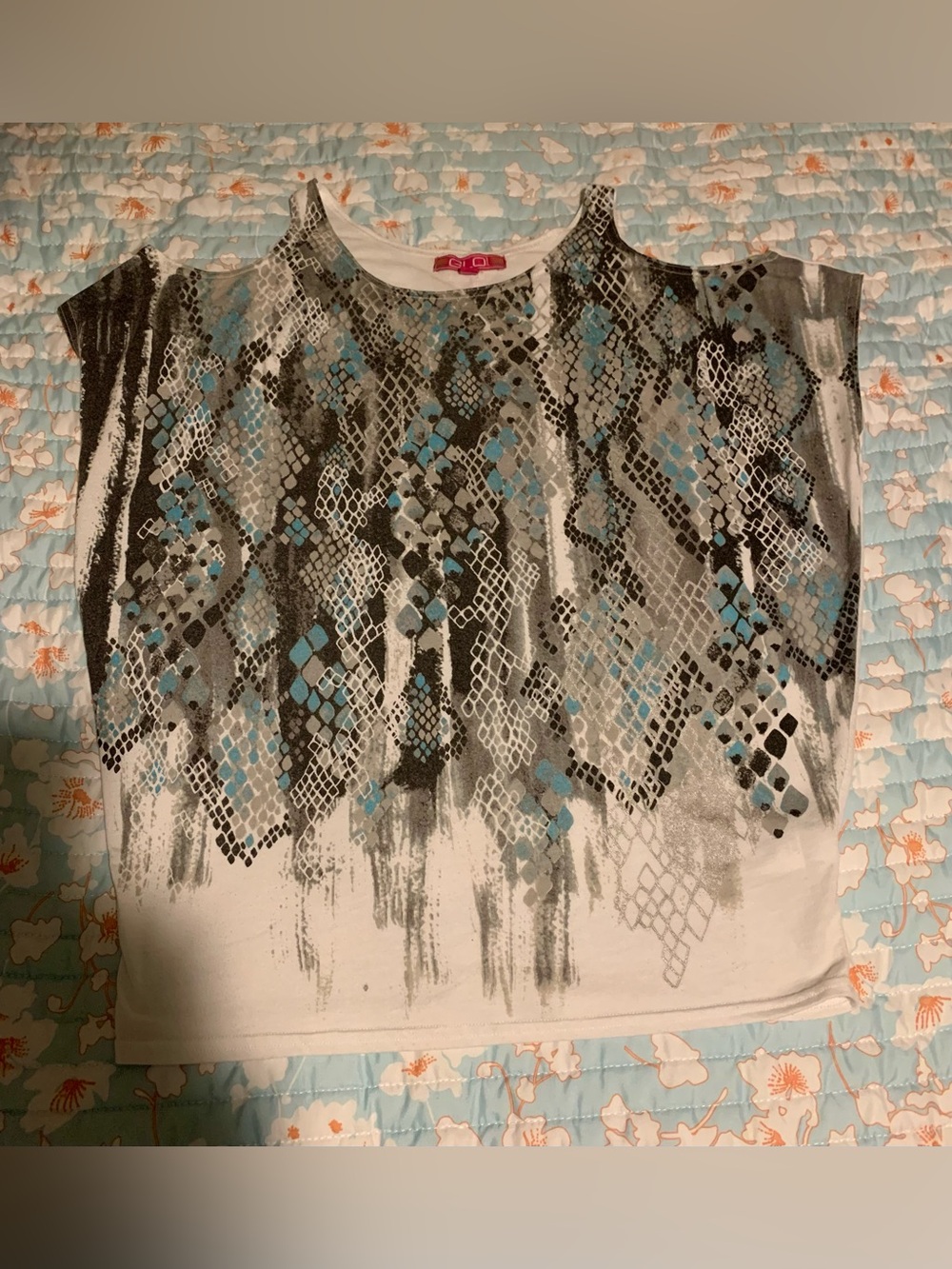 GLO Jeans White Tee with Black Gray Snake-Print and Teal Spots